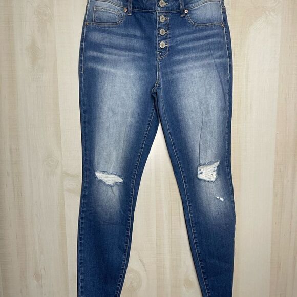 NWOT Maurices distressed jeans raw hem button fly, size medium - Picture 3 of 7